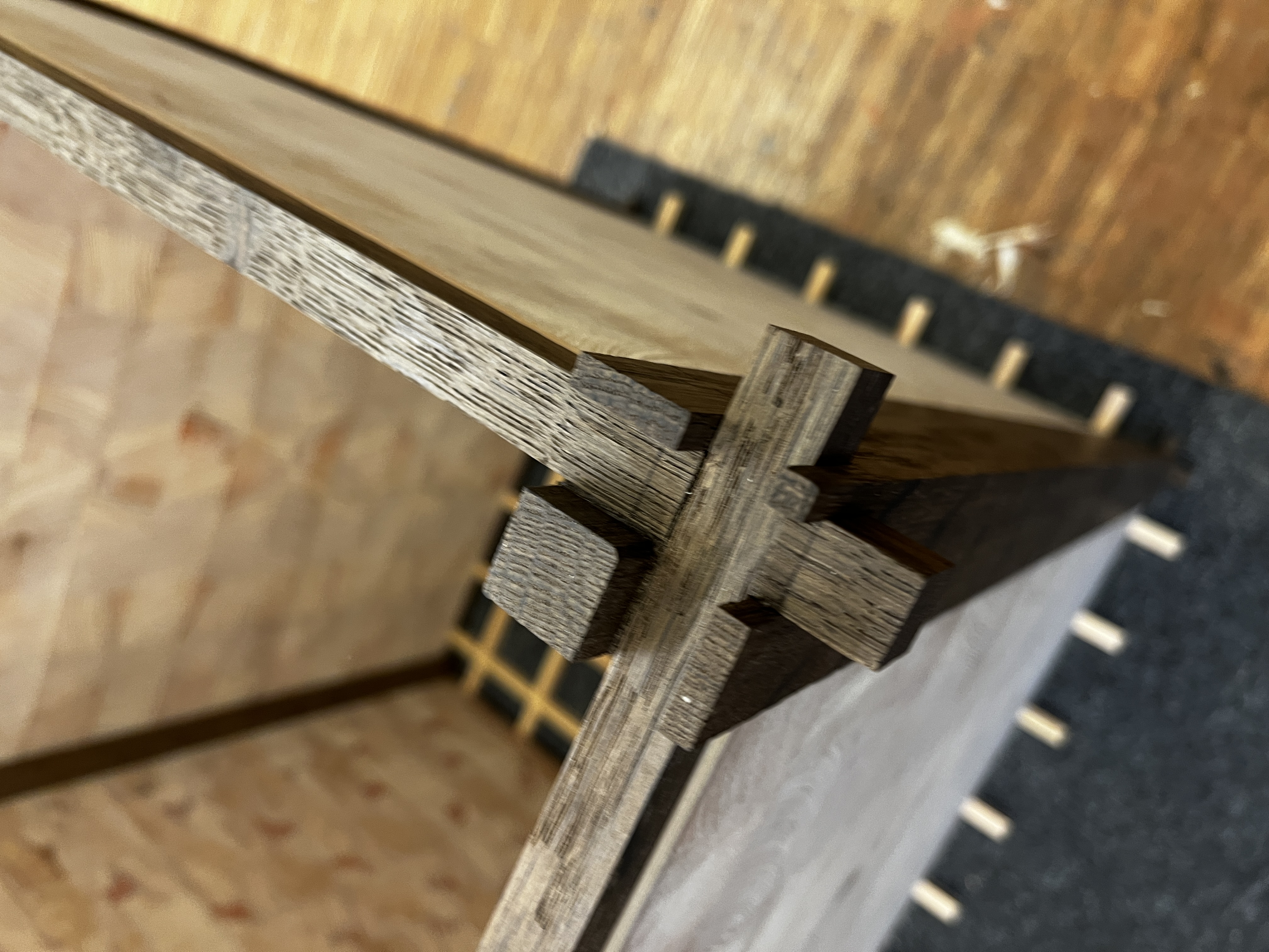 Close view of the GROWTH lamp corner joinery
